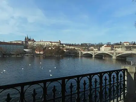 Uitzicht over Vltava naar Praagse burcht